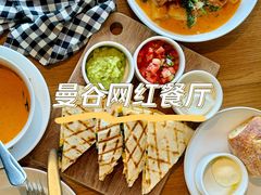 -ROAST coffee & eatery