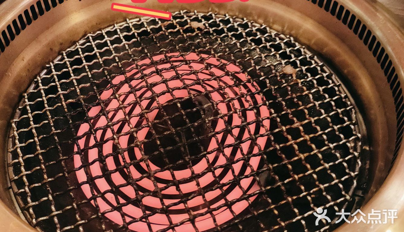 盯着这家几次了，终于拔草，烤肉小哥哥好帅啊！