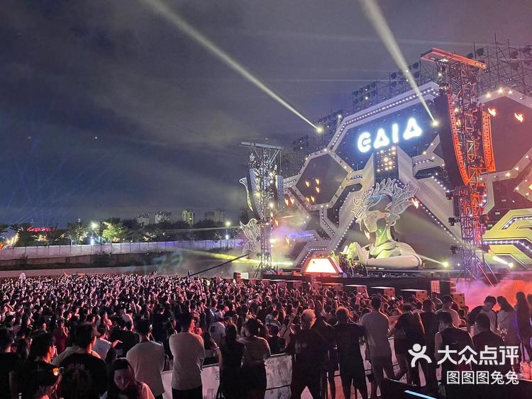 超嗨的电音节现场