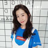 将一侧头发随意夹至耳后，好看的侧脸线条立马浮现