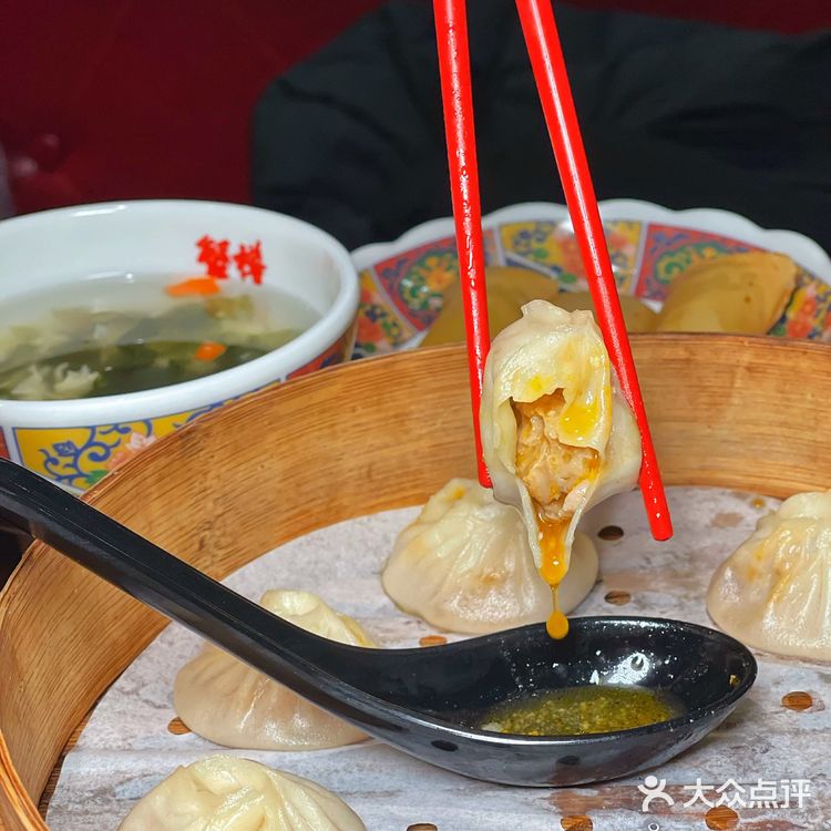 上海旅游必打卡高人气蟹粉面，现场活蟹拆蟹