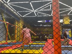 -爱蹦iBOON蹦床运动馆(江汉店)