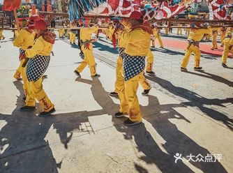 去横店过大年还可以看民俗表演，比如财神爷不倒翁、状元