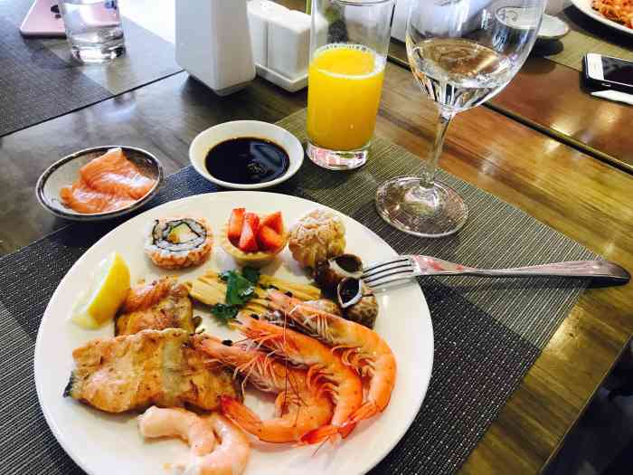 格兰云天自助餐-"环境不错,海鲜不新鲜,种类也不多,性价比.