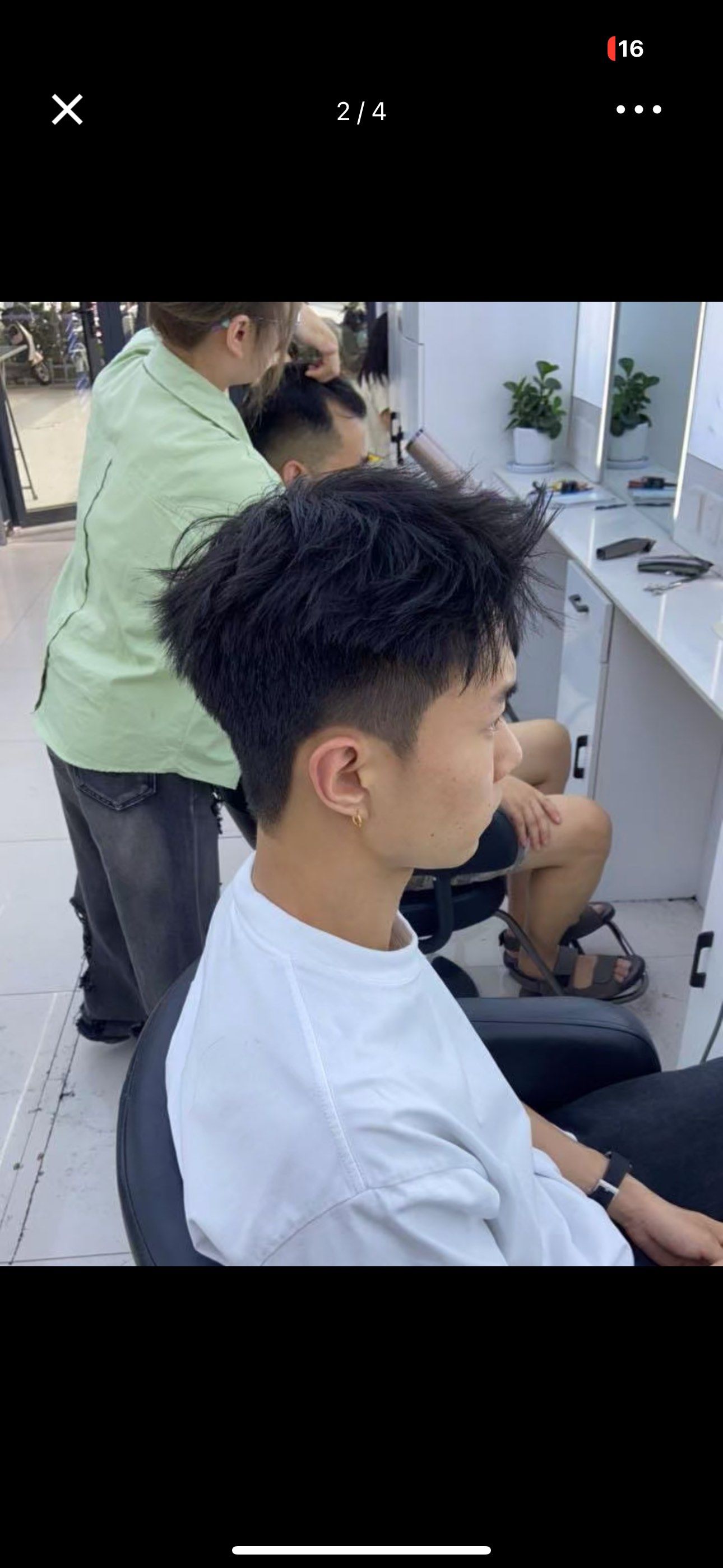 n
• 特点:将两边的头发剪短,中间的头发留长并打造出向前翘起