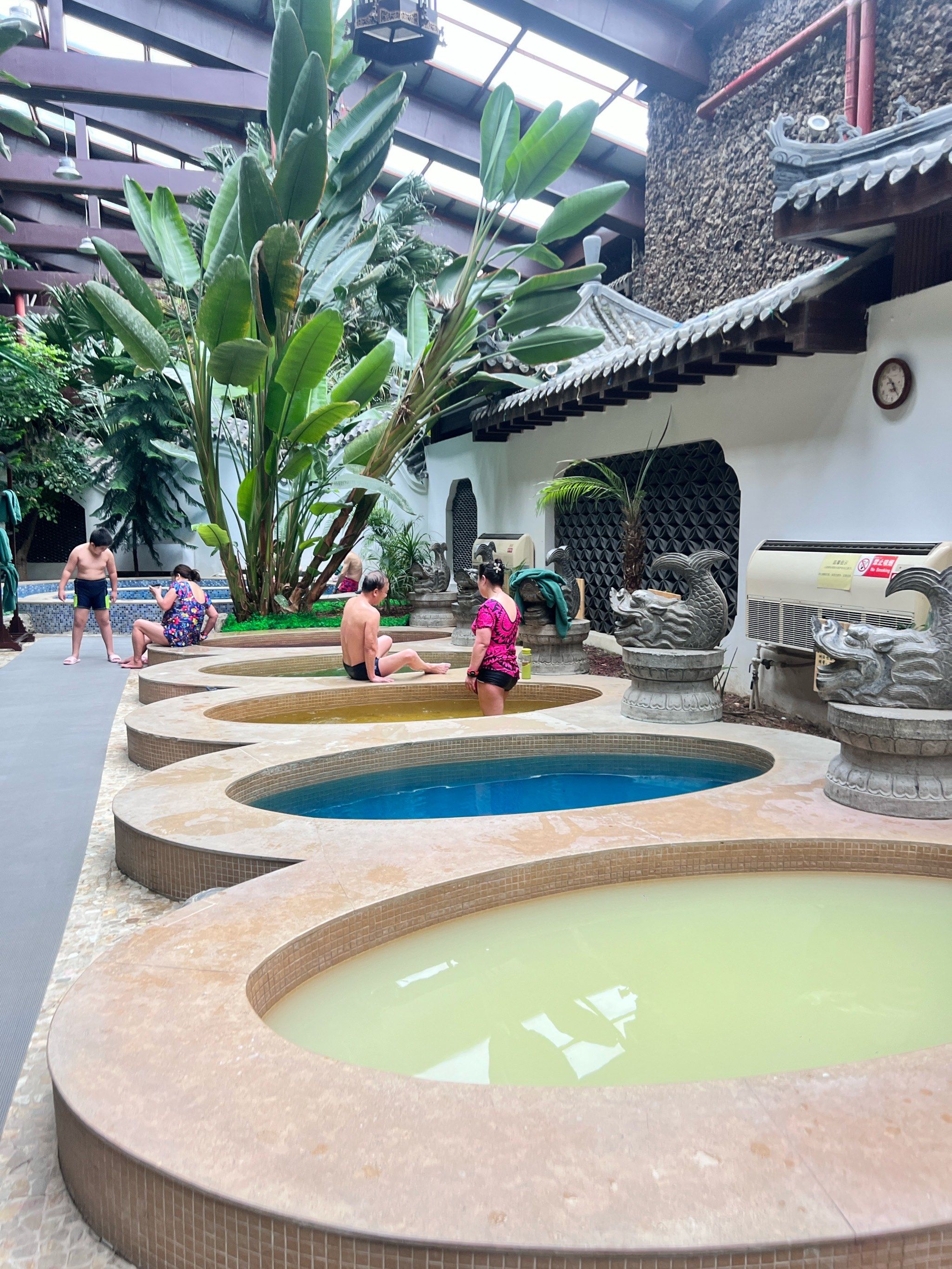 于是就带着妈妈过来了.这里面的汤泉种类很多