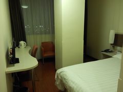 特惠大床房-莫泰酒店(上海虹桥北新泾地铁站天山路店)