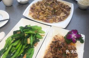 Steamed Free-Range Chicken with Red Onion