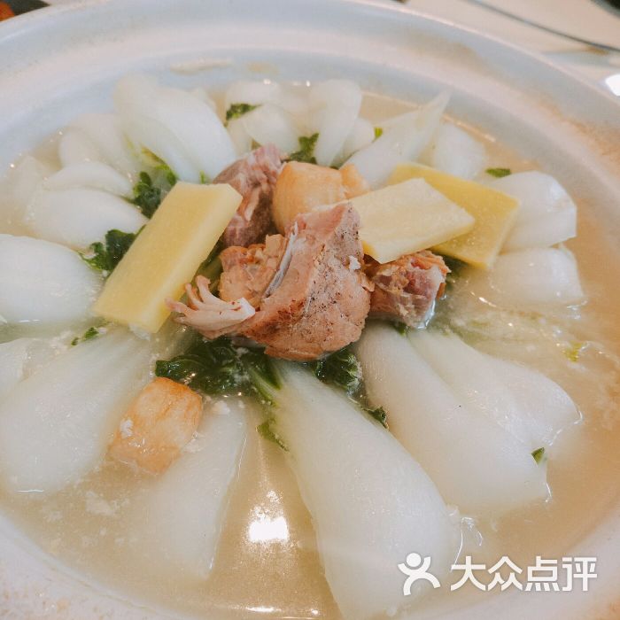 猪骨煲淋奶白菜