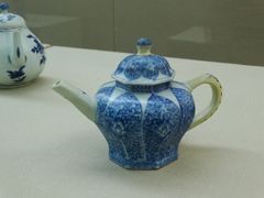 清雍正·青花白描荷莲纹八棱茶壶-嘉定博物馆