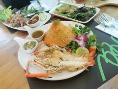 -Chom Cafe and Restaurant