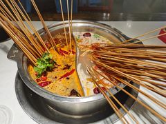 鸳鸯锅-让签签飞小郡肝串串香(春熙路形象店)