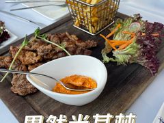 炭烧葡国黑毛猪排配炸薯条伴沙律-安东尼奥餐厅