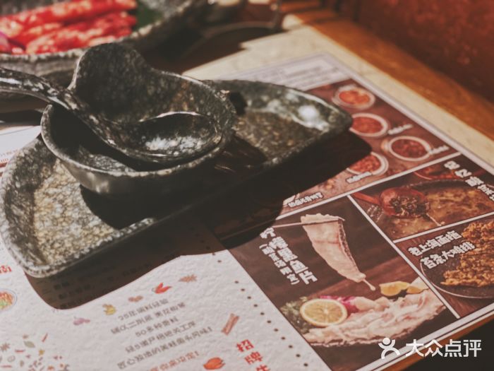 哥老官重庆美蛙鱼头(西湖银泰十一哥店)餐具摆设图片