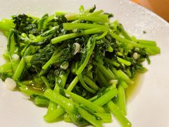 清炒茼蒿-头上红煨盐鸡·非遗院子餐厅