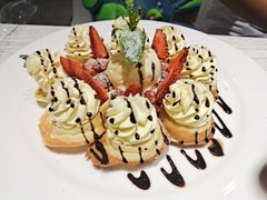 等叫草莓奶油芝士冰淇淋松饼-娜娜家·Nana's restaurant(国金汇店)