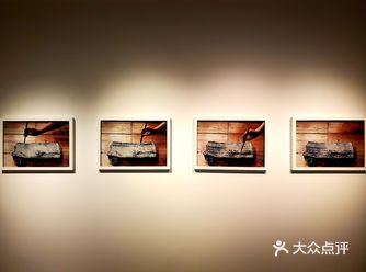 你可以安安静静地去欣赏所有的画作和装置，空间不大