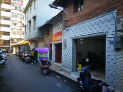 店外小街道-正宗杨记普洱酸醋米线(总店)