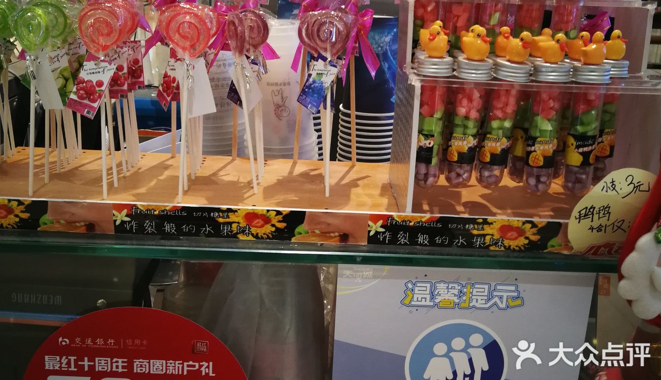 桃花漂露气，波中含烟翠～