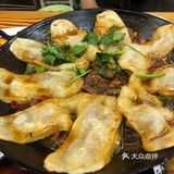一条街的烧烤大排档，同事说的这家烧烤大排档的确是生意