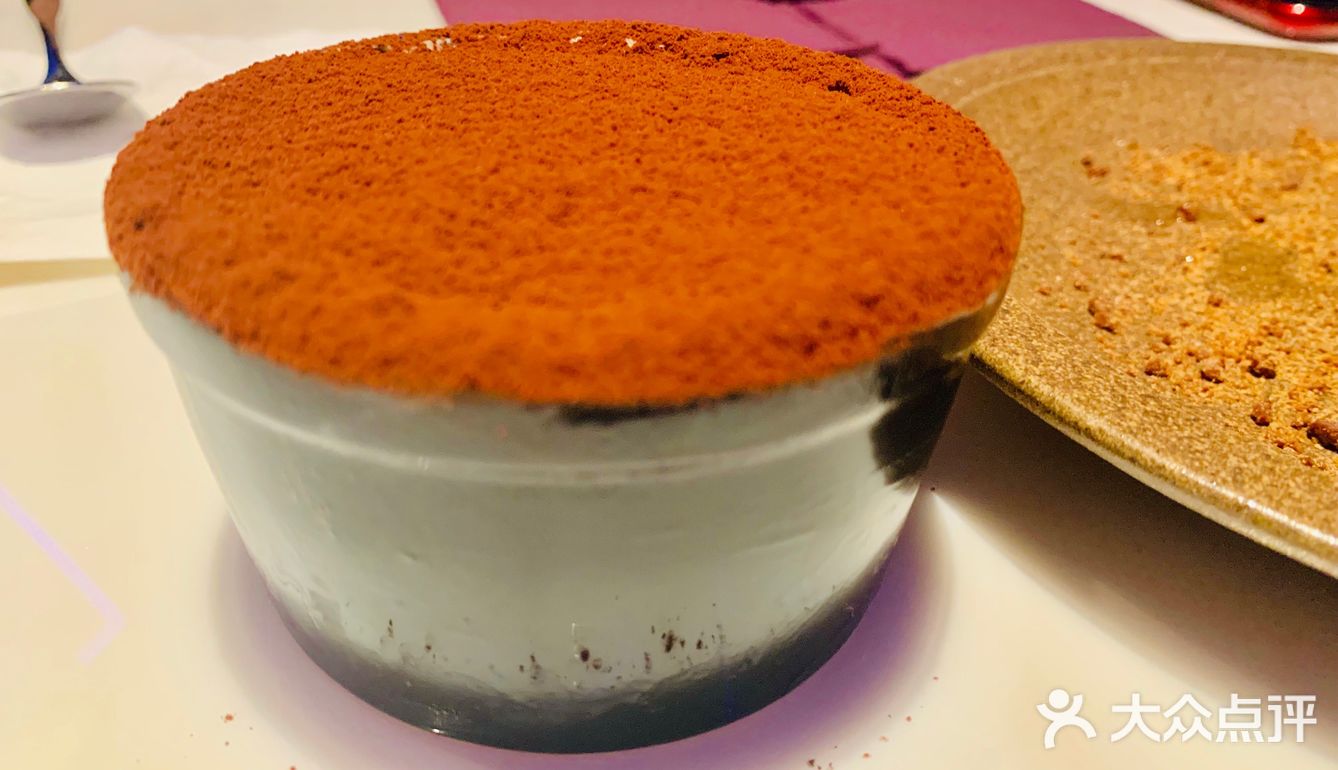 使劲凹造型拍视频，好看极了 然后是菜品