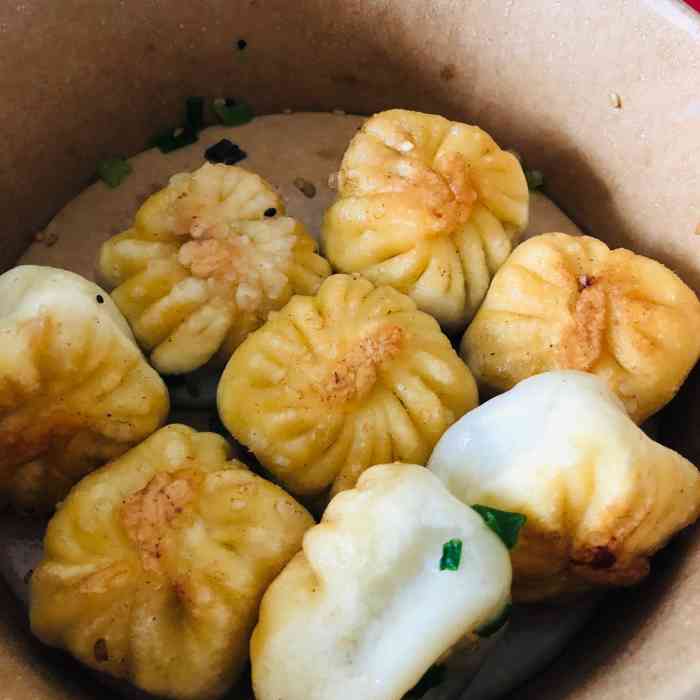 金生水的生煎包还是蛮符合我的口味的,就是太小了…虽然生煎包都很小