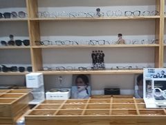 -豪门视光·星趣控·蔡司依视路眼镜代理商(中央大街店)