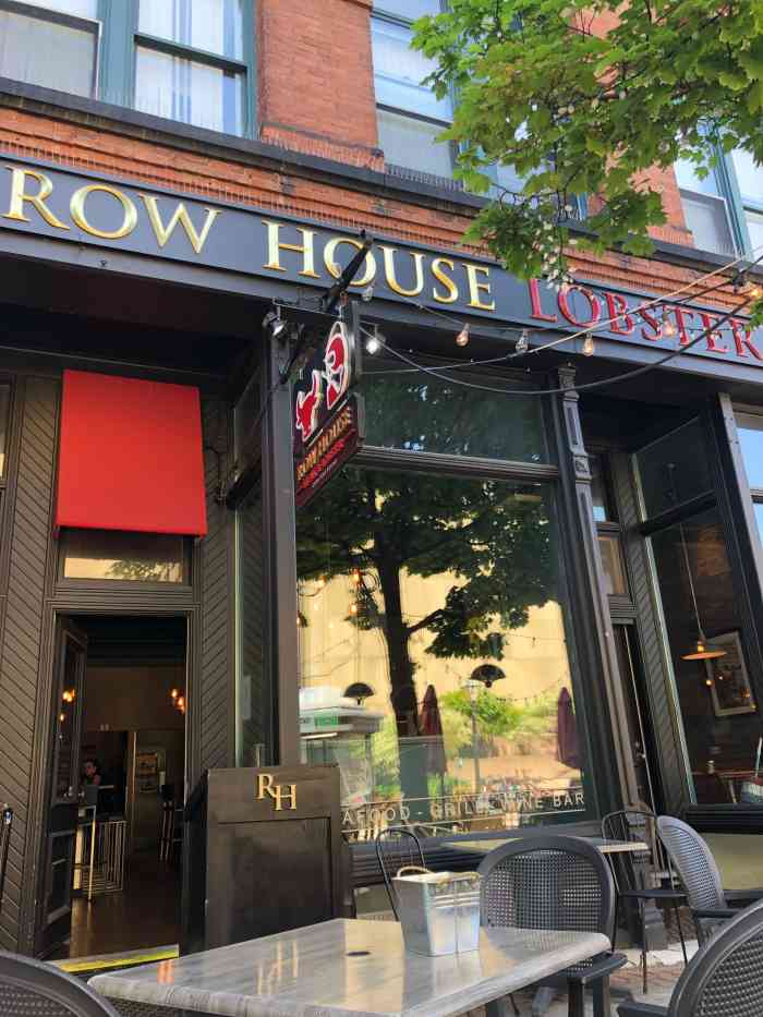 row house lobster co.-"这家餐馆座落于只在夏季执行车辆禁行的步行.