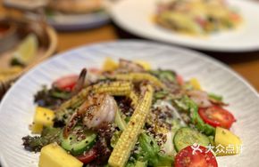 Fresh Mango Shrimp Salad