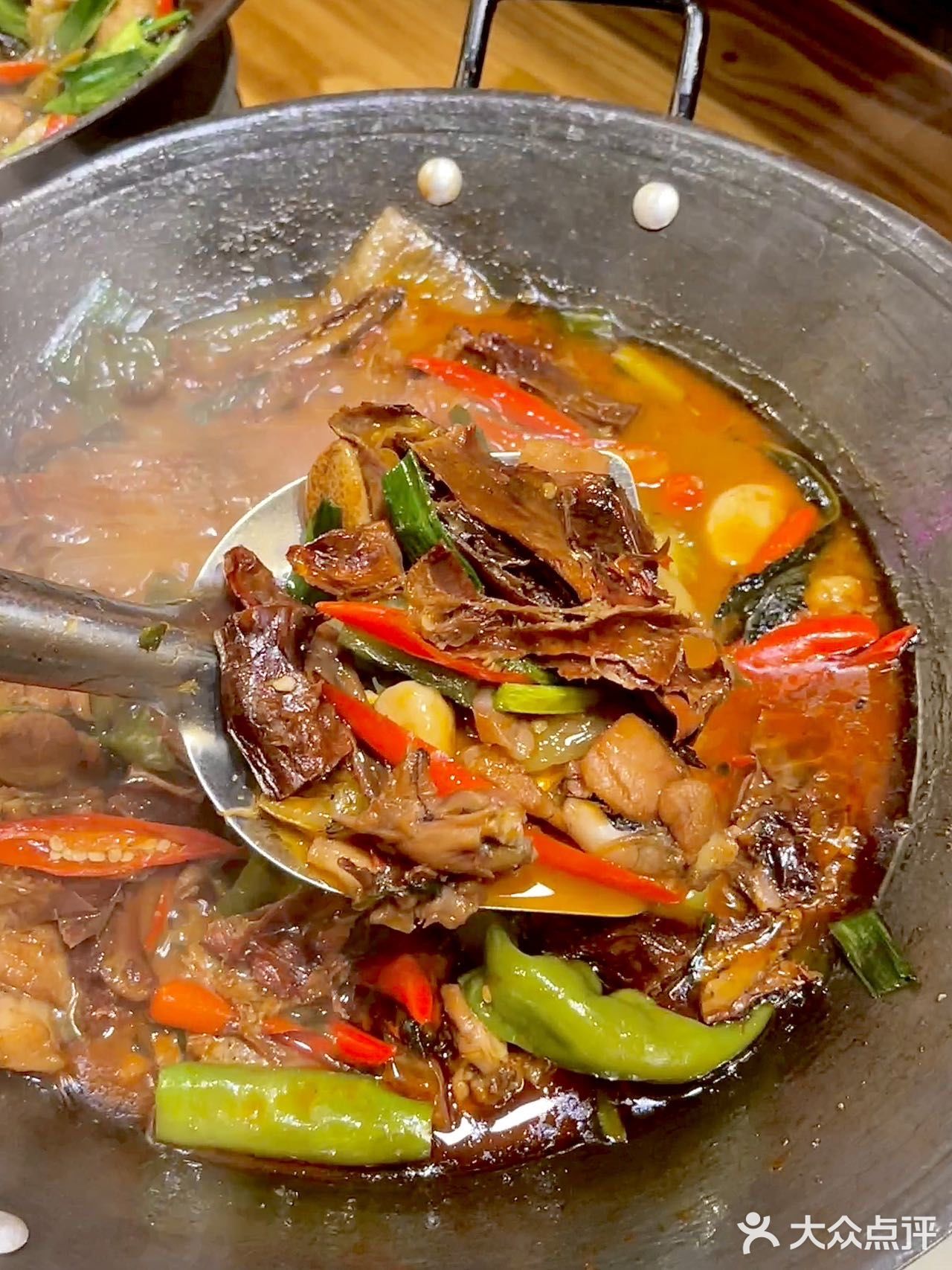 杭州这家店吃饭居然不用桌子，绝了！