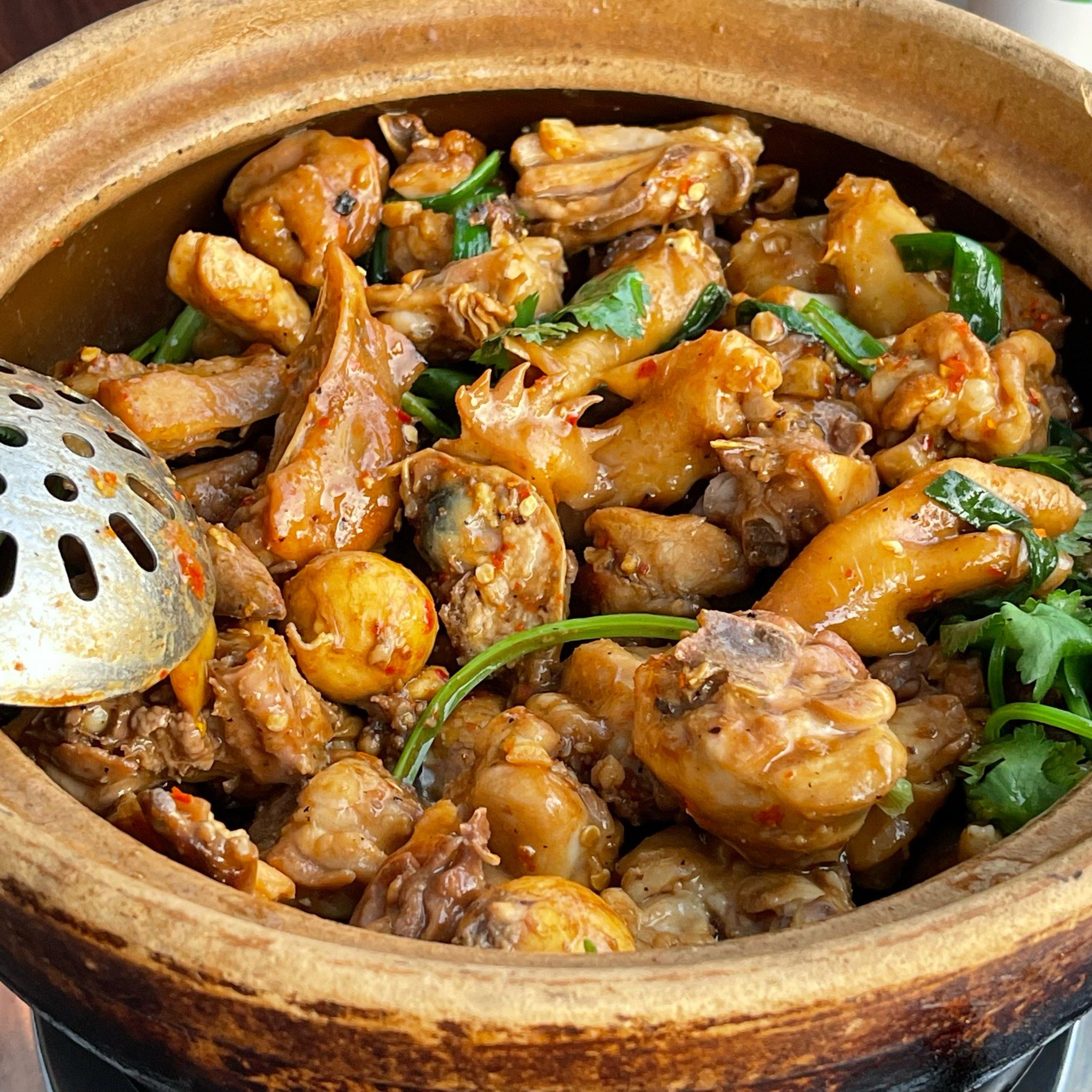 「招牌土鸡煲」