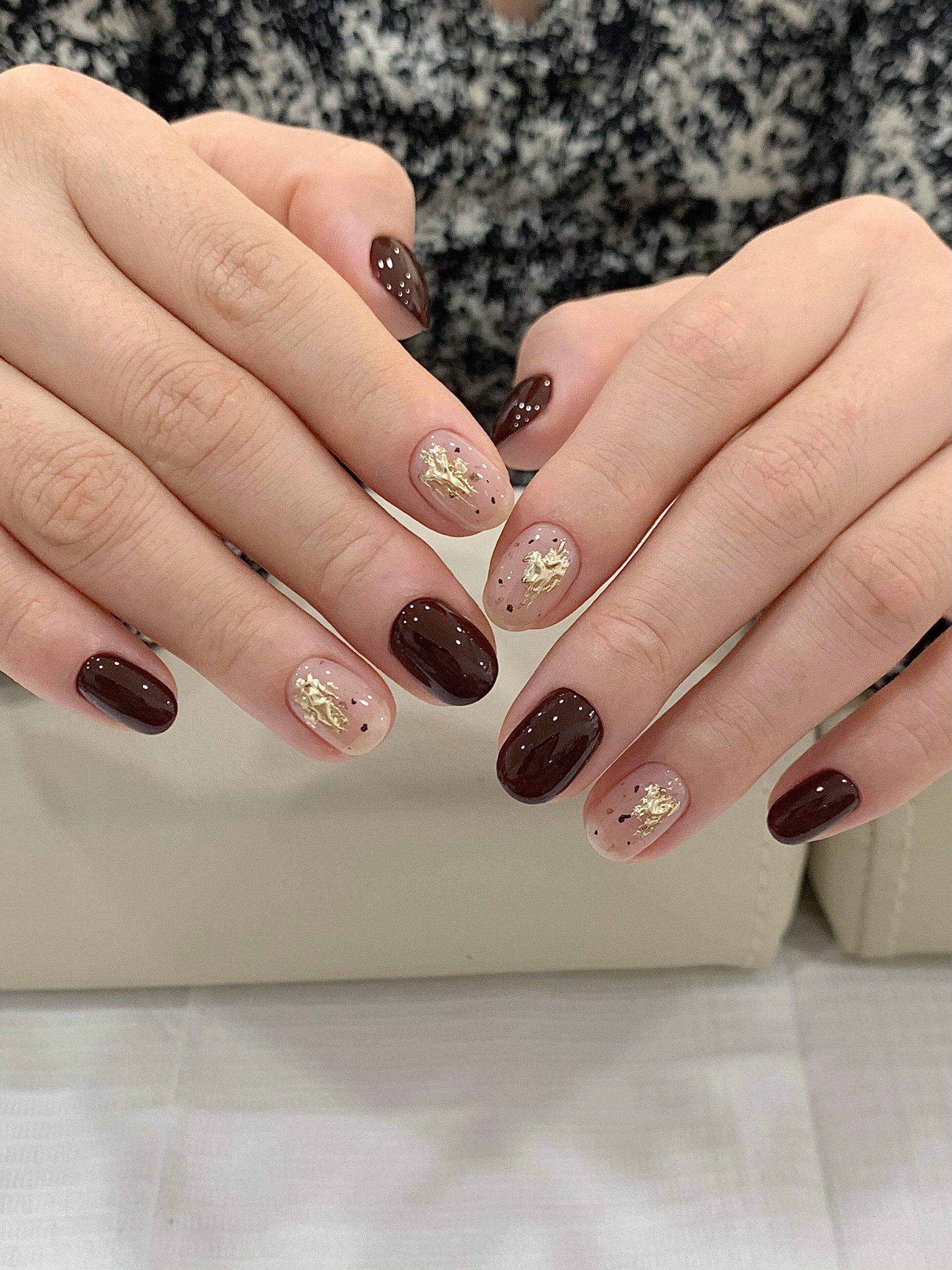 秋冬美甲 巧克力色搭配墨镜粉,简约高级