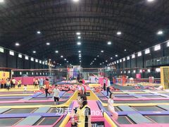 -嘿哟动霸CHUA·新潮玩运动娱乐中心·蹦床滑冰团建乐园