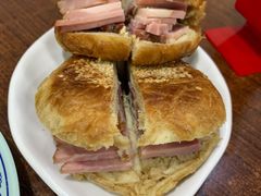 烧饼夹肘子-门框胡同百年卤煮(鸟巢店)