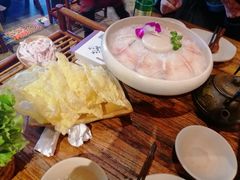 -老牌坊云南鱼豆花火锅(爱建店)