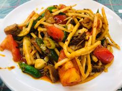 酸笋炒肥肠-红鼻子桂林米粉(金唐新光界店)
