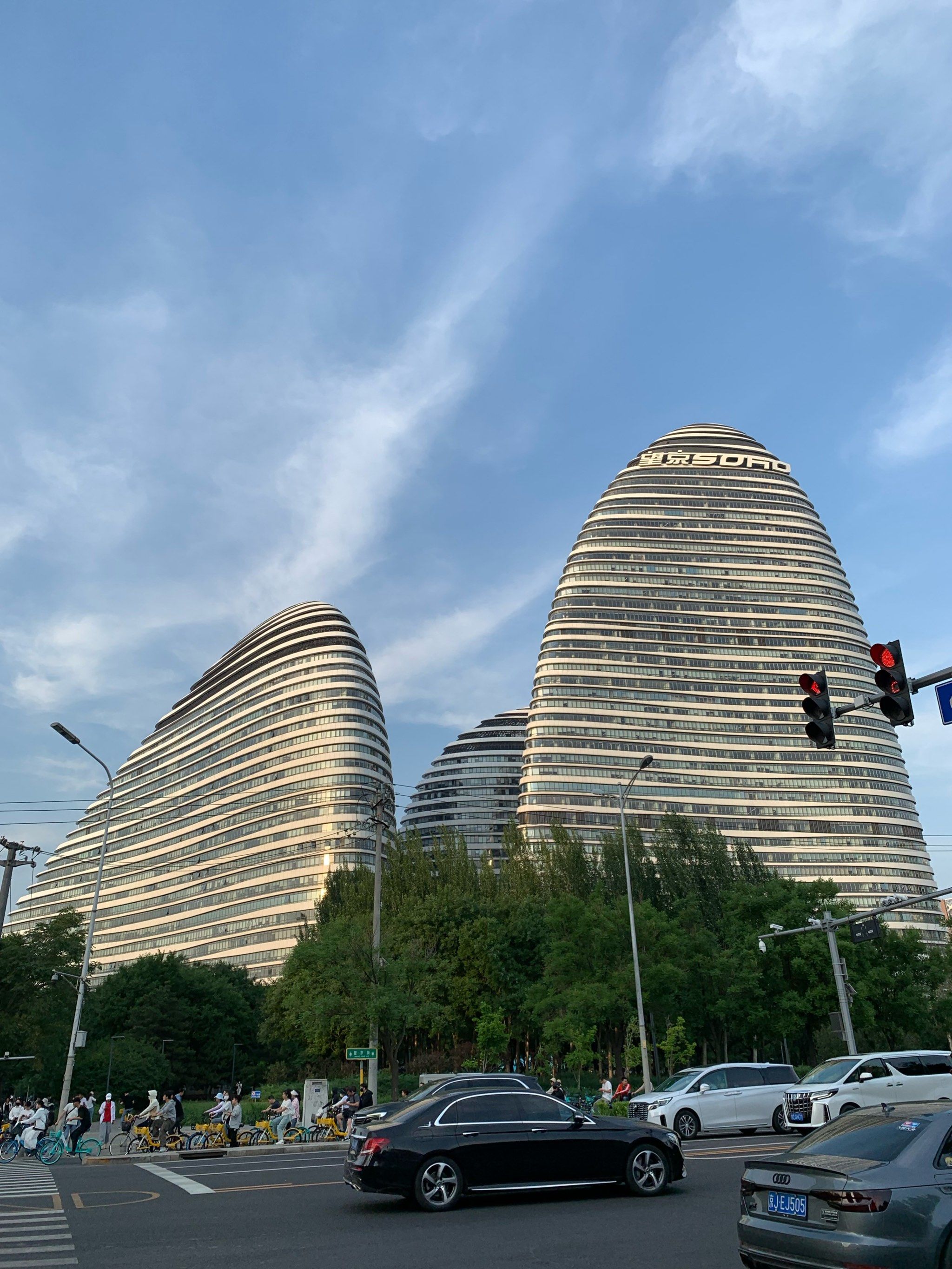 望京soho作为望京地区的地标建筑,设计风格独特,远看像三个小巨蛋,置