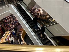 -乐蓬马歇百货公司(Rive Gauche)