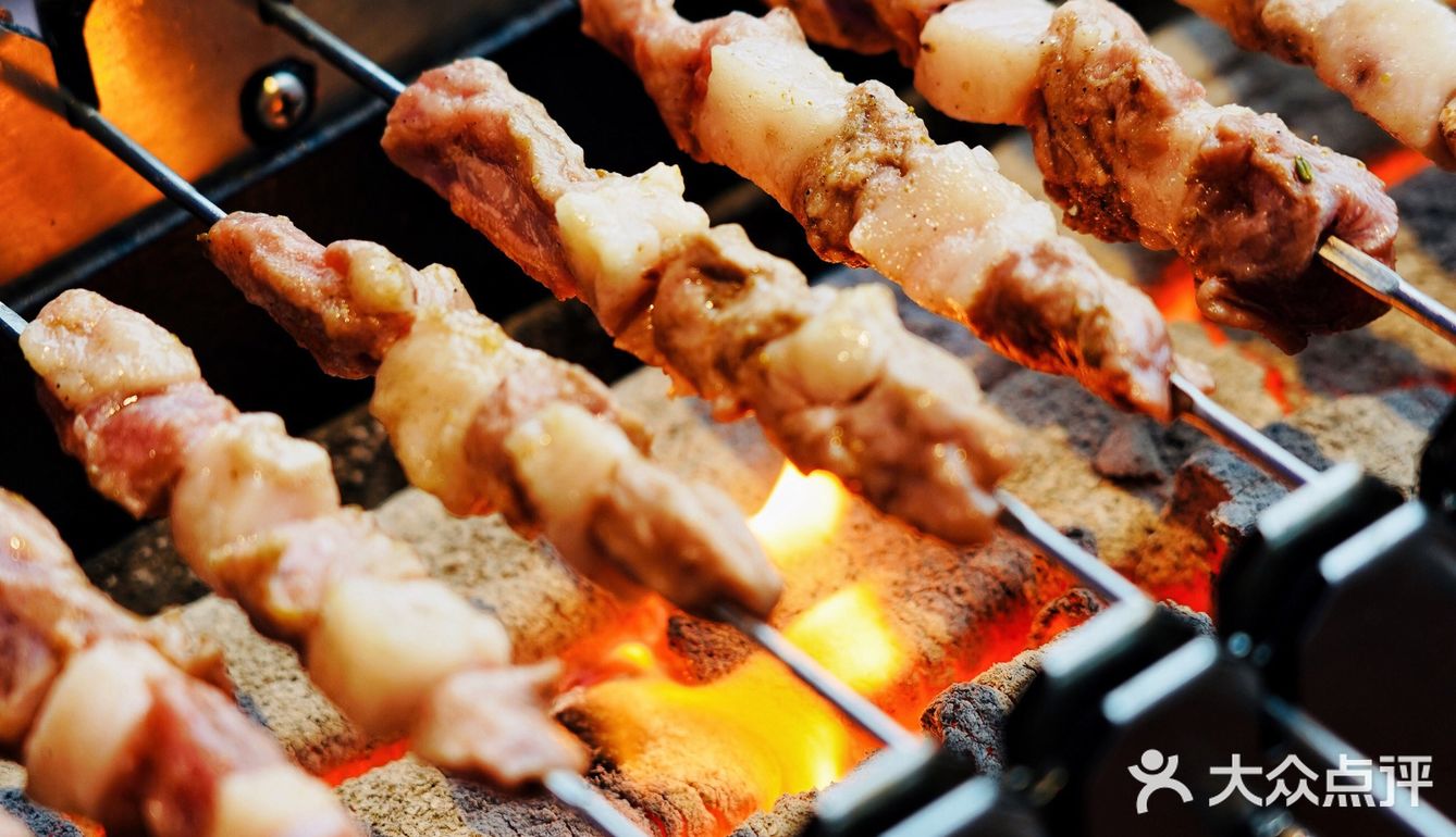 想吃羊肉串,苏尼特金质烤羊排,于是搜了这家烤串店