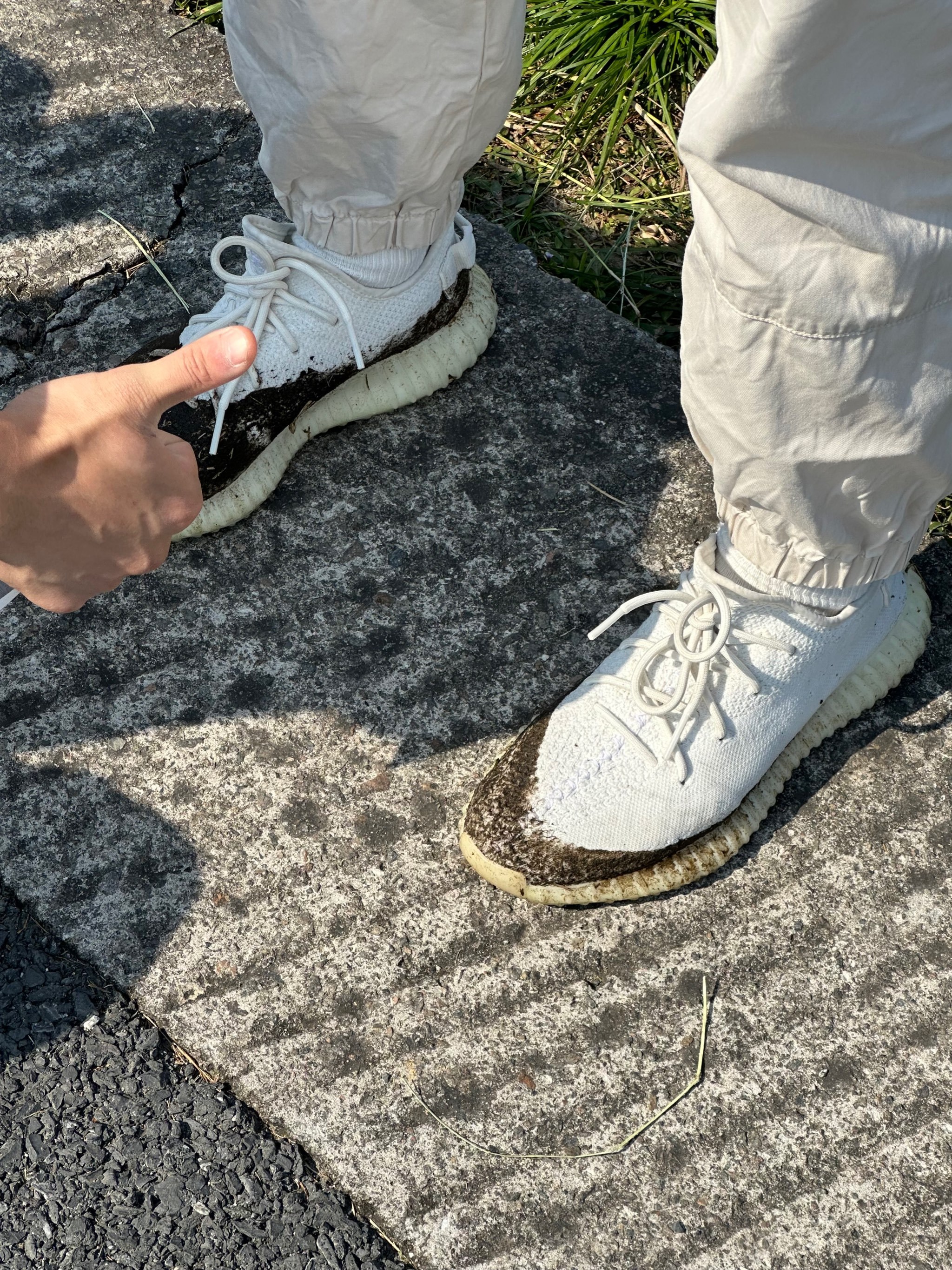 太强了 变新鞋了本来又脏又踩泥里了又