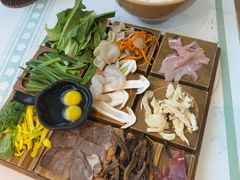 过桥米线的食材-云海肴·汽锅鸡·云南菜(高德置地店)