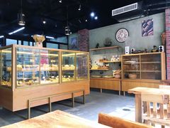 面包甜点陈列柜-啊噗吐呦现场烘焙(麦凯乐店)