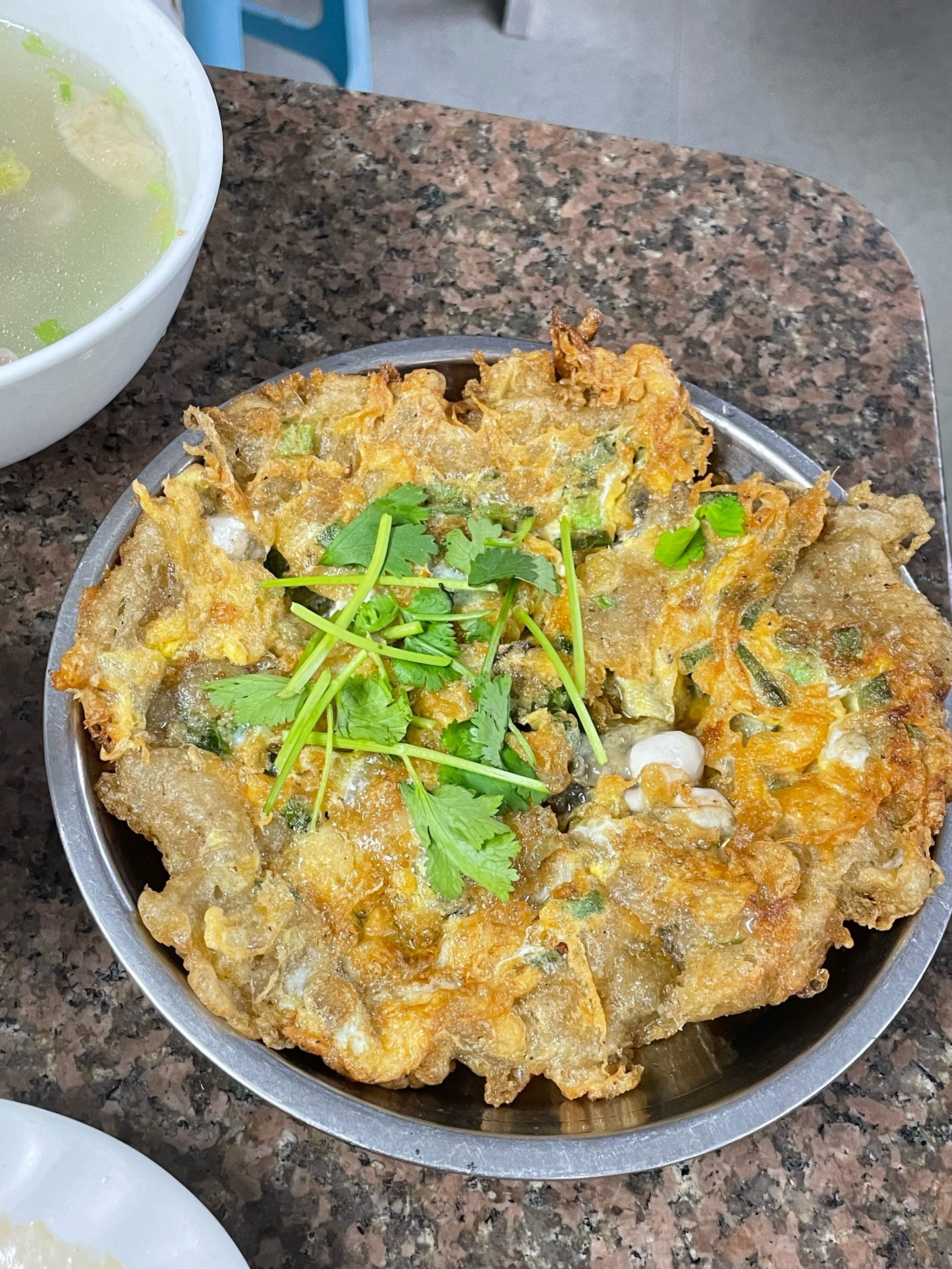 n炒糕粿对个人来说偏油还易饱,不过看别人都单点一大份,吃得可香!