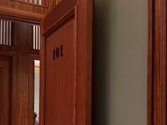 -八府香鸭·啫啫煲(华山路店)