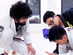 -菠萝格斗巴西柔术训练馆