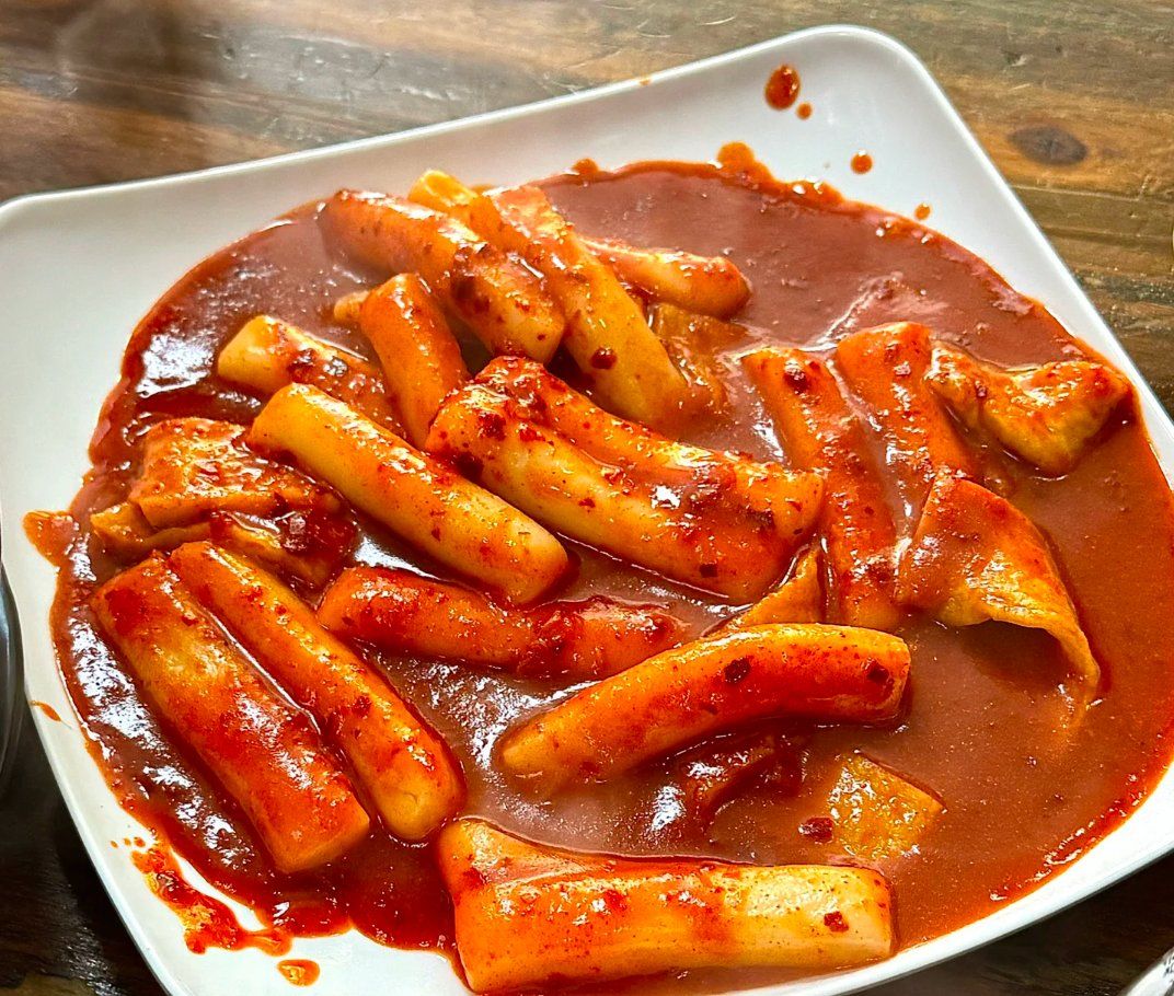 鱼饼炒年糕!汤汁浓郁甜辣甜辣的,年糕糯