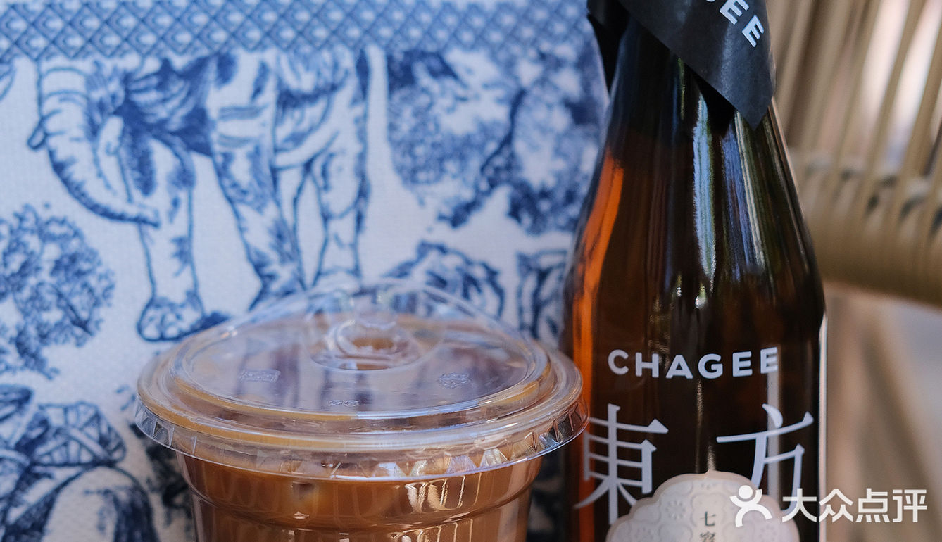 ⽆语了[流汗]买奶茶送的东⽅冰茶显眼包太能装了吧