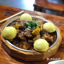 我一个人差不多都吃完了,窝窝很好吃,软香,玉米很嫩,土豆和鸡块很入