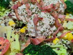 香烤三文鱼藜麦配坚果碎沙拉-魏斯理汉堡(西安沣东吾悦店)