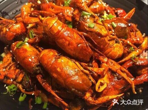 谈起雪松路的美食江湖,小龙虾是主战场,靓靓